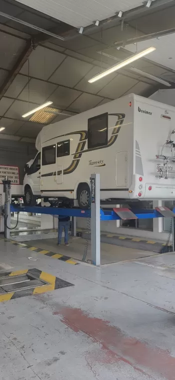 Contrôle technique sur camping car dans la ZI Saint-Joseph à Manosque., Manosque, ABR AUTOSUR MANOSQUE SAINT JOSEPH