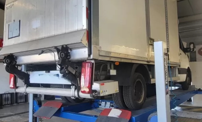 Contrôle technique sur un fourgon à Manosque , Manosque, ABR AUTOSUR MANOSQUE SAINT JOSEPH